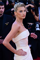 Celebrity Photo: Elsa Hosk
1200x1800 175 kb
Viewed 9 times
@BestEyeCandy.com