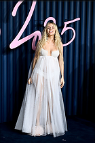 Celebrity Photo: Sienna Miller
1365x2048 1.2 mb
Viewed 7 times
@BestEyeCandy.com