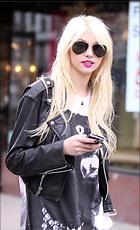 Celebrity Photo: Taylor Momsen
2800x4608 630 kb
Viewed 4 times
@BestEyeCandy.com