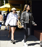 Brooks Nader leggings enjoys a sunny family lunch with her sisters in Beverly Hills 16.09..20.2024
3866x4302 1.4 mb
Viewed 7 times
@BestEyeCandy.com