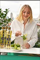 Celebrity Photo: Sophie Turner
1366x2048 870 kb
Viewed 12 times
@BestEyeCandy.com