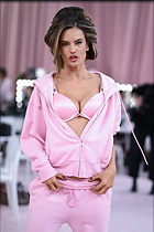 Celebrity Photo: Alessandra Ambrosio
1200x1803 212 kb
Viewed 12 times
@BestEyeCandy.com