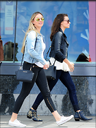 Margot Robbie out and about candids in London May 24 2
26 Photos
Photoset #285191
@BestEyeCandy.com